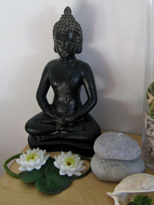 Deko mit Buddha und Steinen