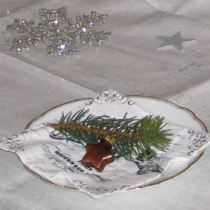 Tischdekoration für Weihnachten in Silber