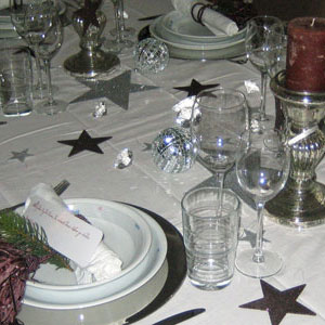 Tischdekoration für Weihnachten in Silber und Braun