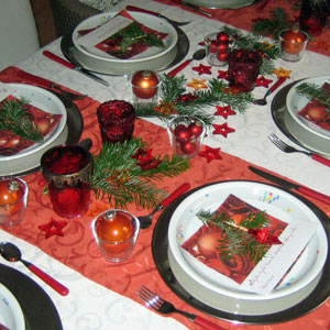 Tischdekoration für Weihnachten in Orange und Rot