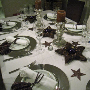 Tischdekoration für Weihnachten in Silber und Braun