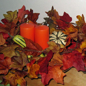 Herbstdekoration mit Blättern