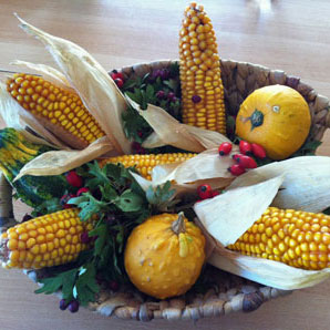 Herbstdekoration Kürbisse und Mais
