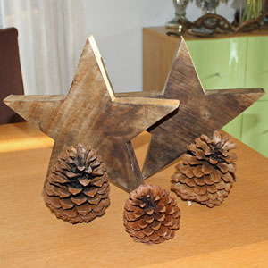Sterne aus Holz mit Tannnenzapfen