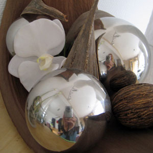 Kokosblatt mit Edelstahlkugeln