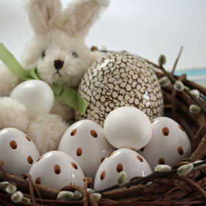 Osterdeko - Osternestchen mit Eiern und Palmkaetzchen