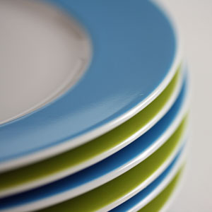 Fröhliches Sommergeschirr in türkis und grün