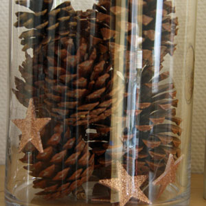 Tannenzapfendeko im Glasgefäß