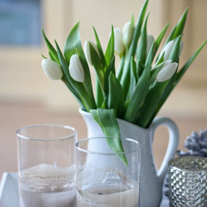 Frühlingsdeko - Weisse Tulpen im Krug