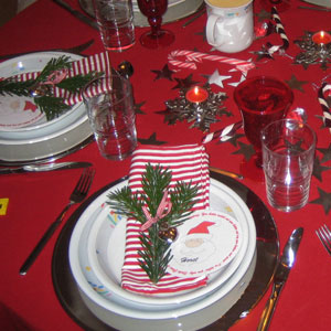 Tischdekoration für Weihnachten in Rot