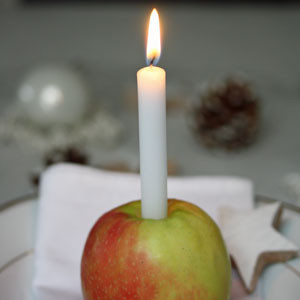 Tischdekoration für Weihnachten Apfel und Kerze